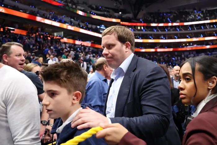 維克多·溫巴尼亞馬在對陣白金漢的比賽中避免了嚴重受傷，此前他與揚尼斯·安特托昆博發(fā)生了驚險碰撞